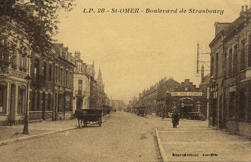 On aperçoit sur cette vue le grand garage audomarois, il n'y avait pas encore beaucoup d'automobiles à l'époque